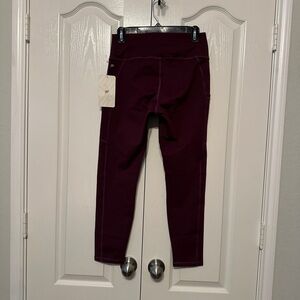 Fabletics High Waisted Side Pockets 7/8 Leggings Burgundy Size Small
